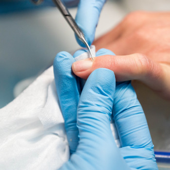 Проводим процедуру классического маникюра