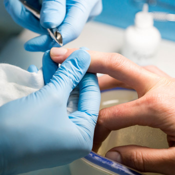 Проводим процедуру классического маникюра