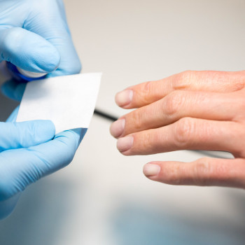 Обезжириваем ногти