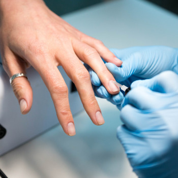 Обеззараживаем ногти и наносим праймер