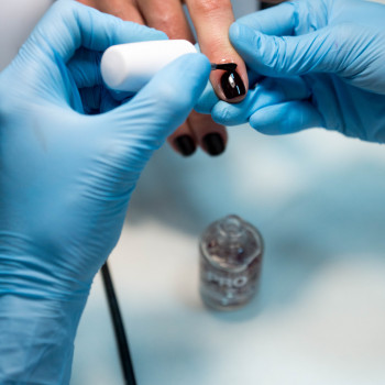 Наносим масло на кутикулу