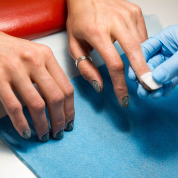 Проводится легкий запил топового покрытия