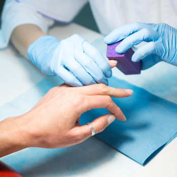 Выравнивание ногтевой пластины бафом