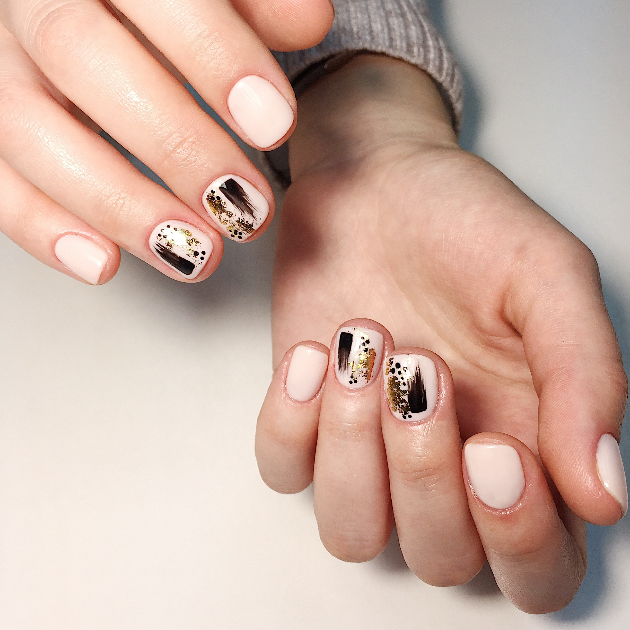 Манікюр на короткі нігті нюдовий з малюнком, фото - Нігтьова студія Happy Nail House