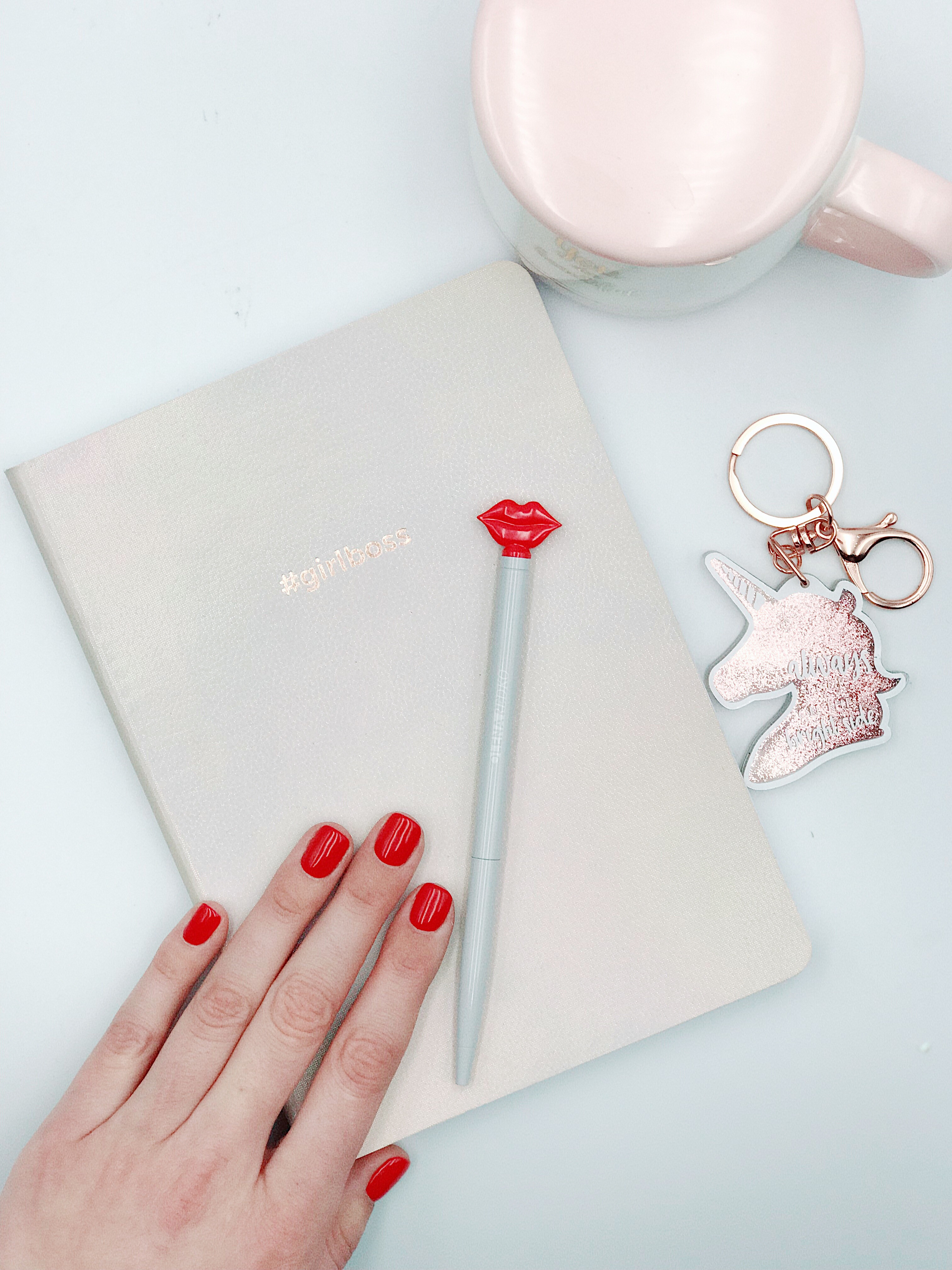 Класичний манікюр червоний однотонний (монохромний), фото - Нігтьова студія Happy Nail House