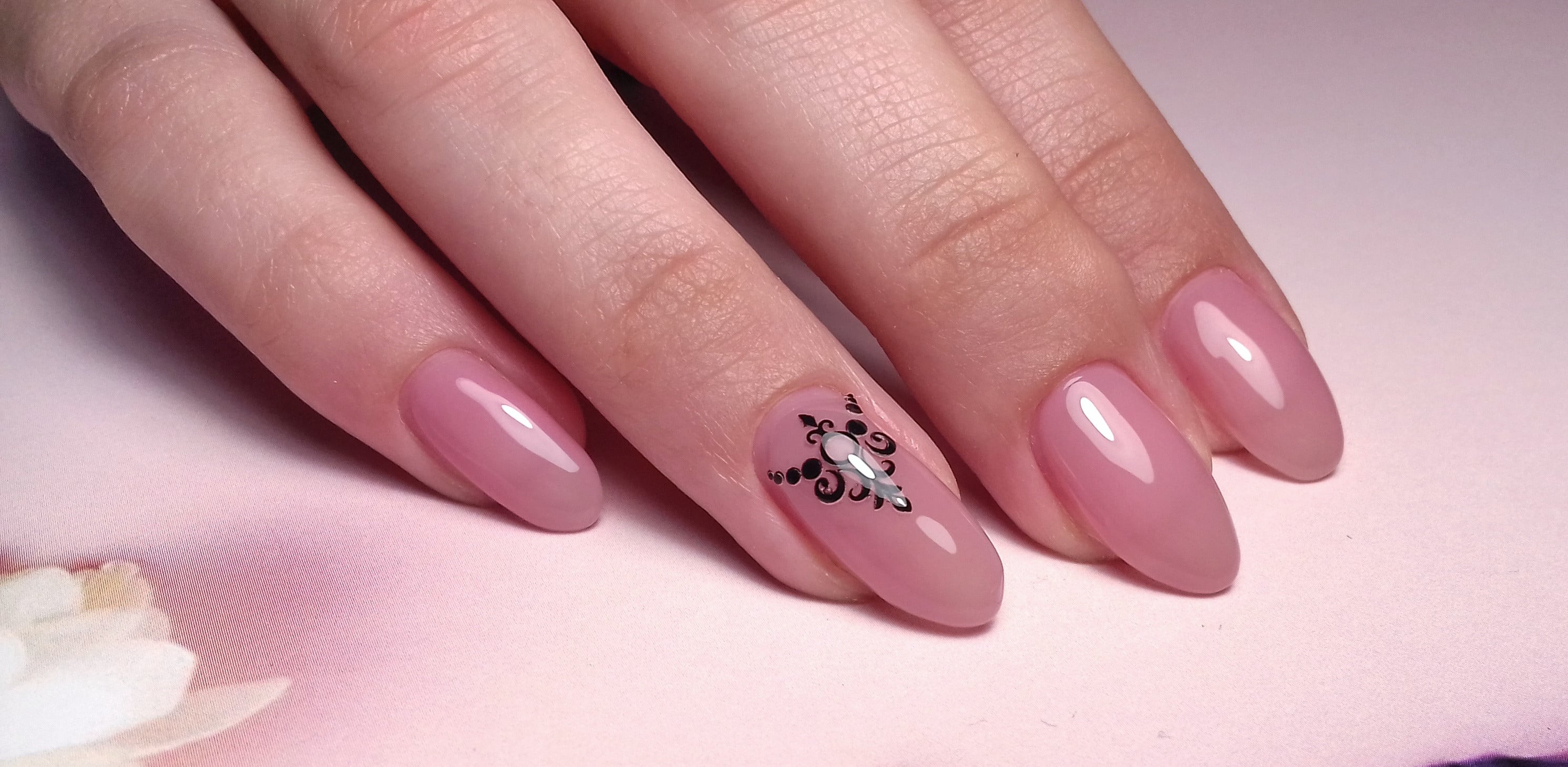 Нюдовый маникюр кофейный с акцентом на один ноготь, фото - Визажист Полина