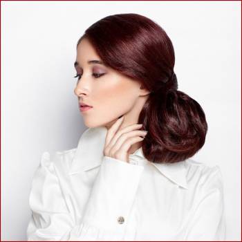 Стильная вечерняя укладка для длинных волос.