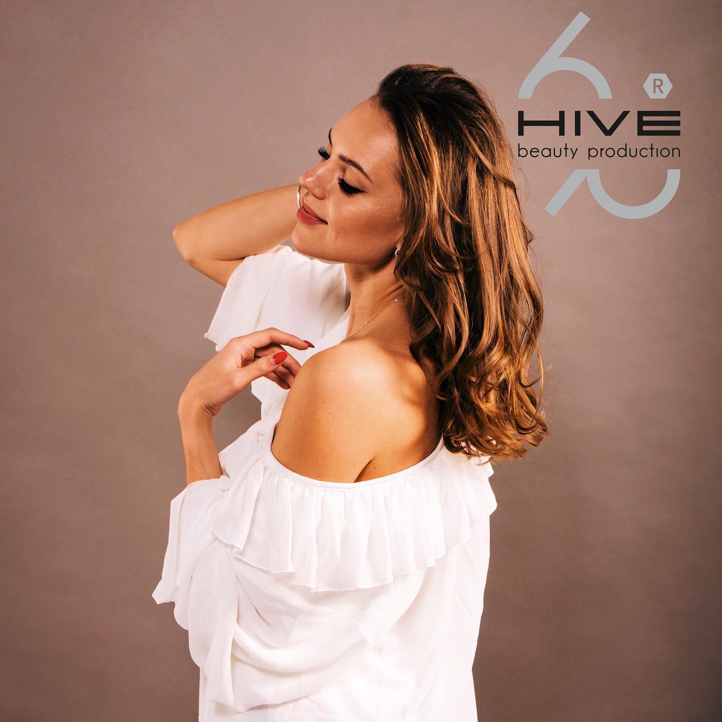 Фотосессия в студии портретная платье, фото -  HIVE Beauty Production