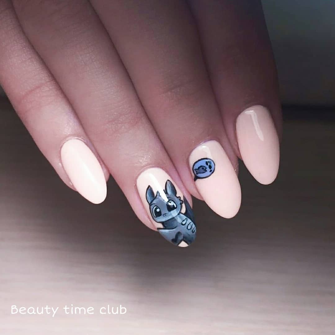Нюдовий манікюр з малюнком на овальні нігті, фото - Студія краси Beauty Time Club