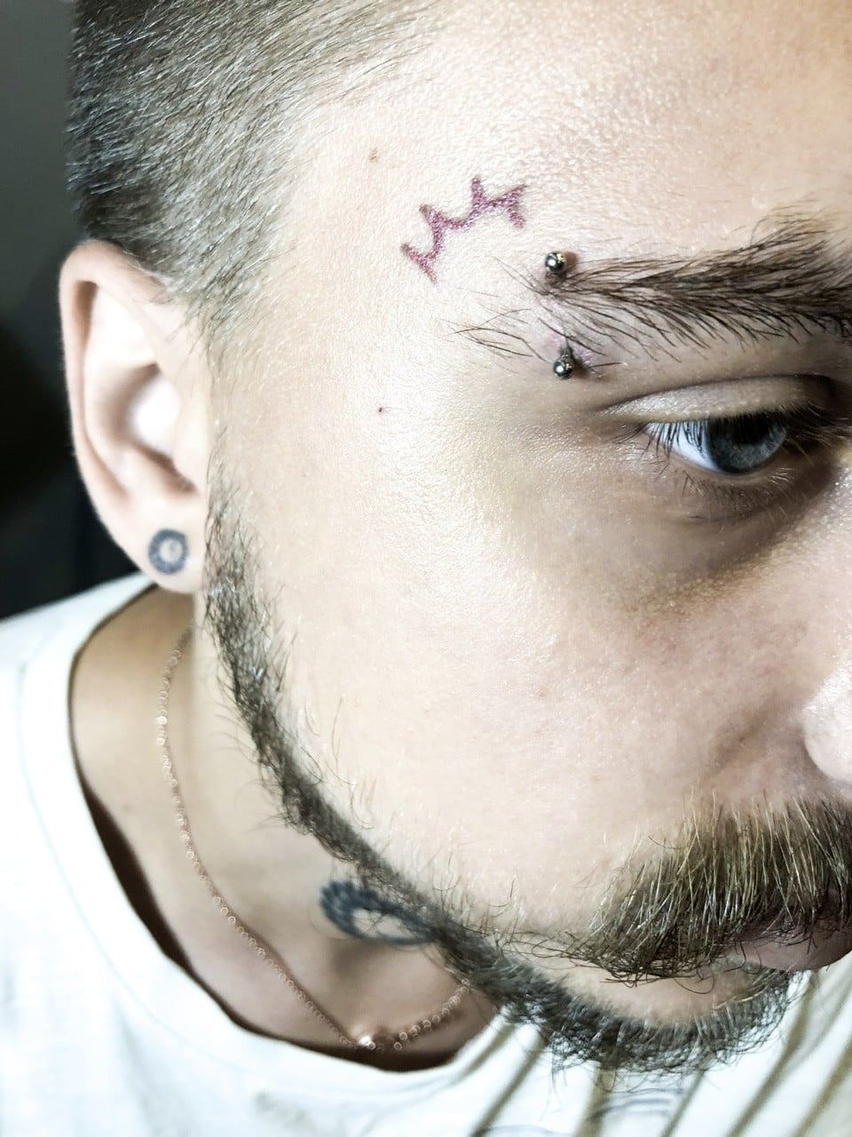 Пірсинг вуха мочки брови, фото - Тату салон Tesla Tattoo