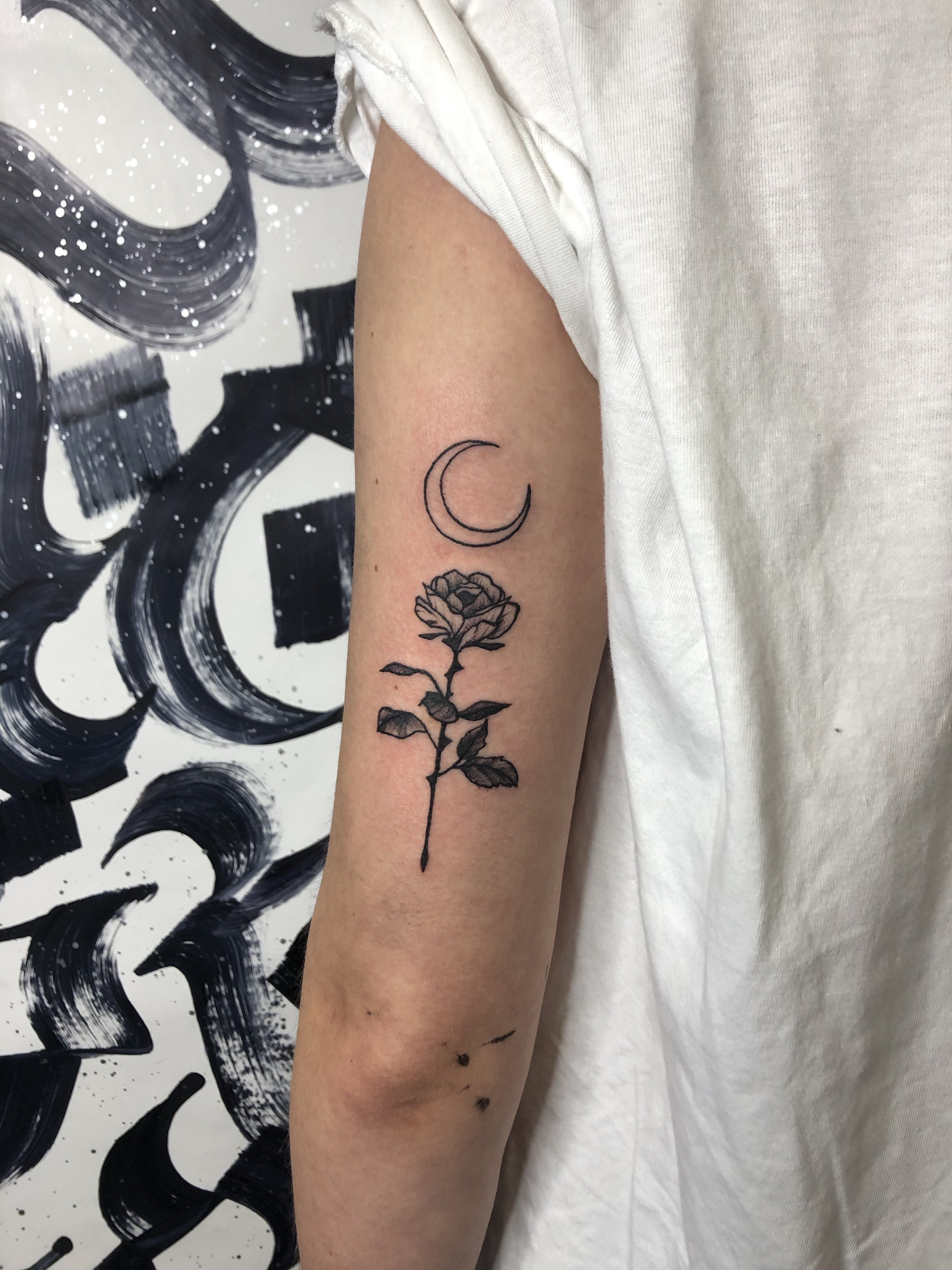 Женские на руке роза, фото - Тату салон Tesla Tattoo