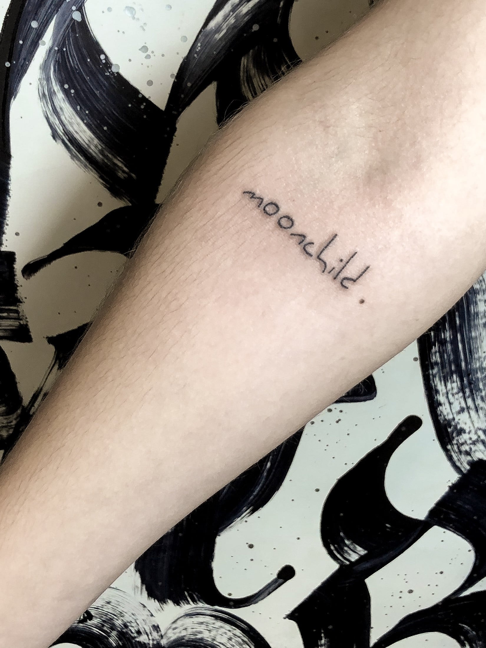 На руке предплечье черно-белые, фото - Тату салон Tesla Tattoo