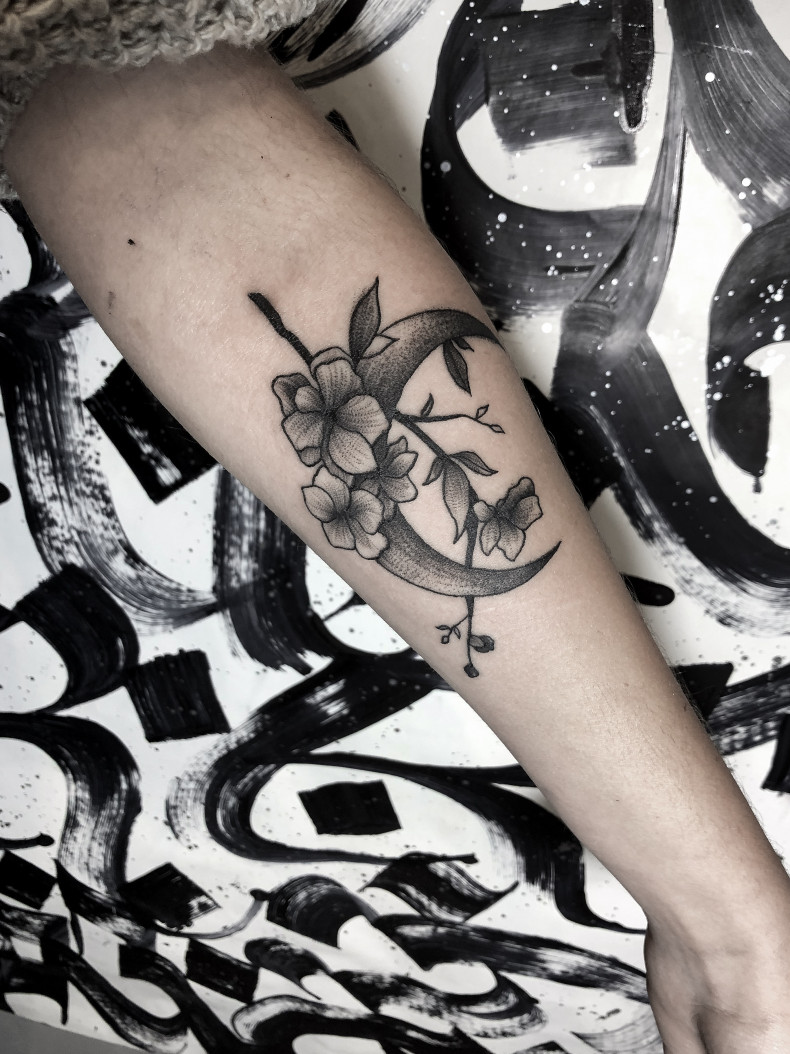 На руці передпліччі чорно-білі, фото - Тату салон Tesla Tattoo
