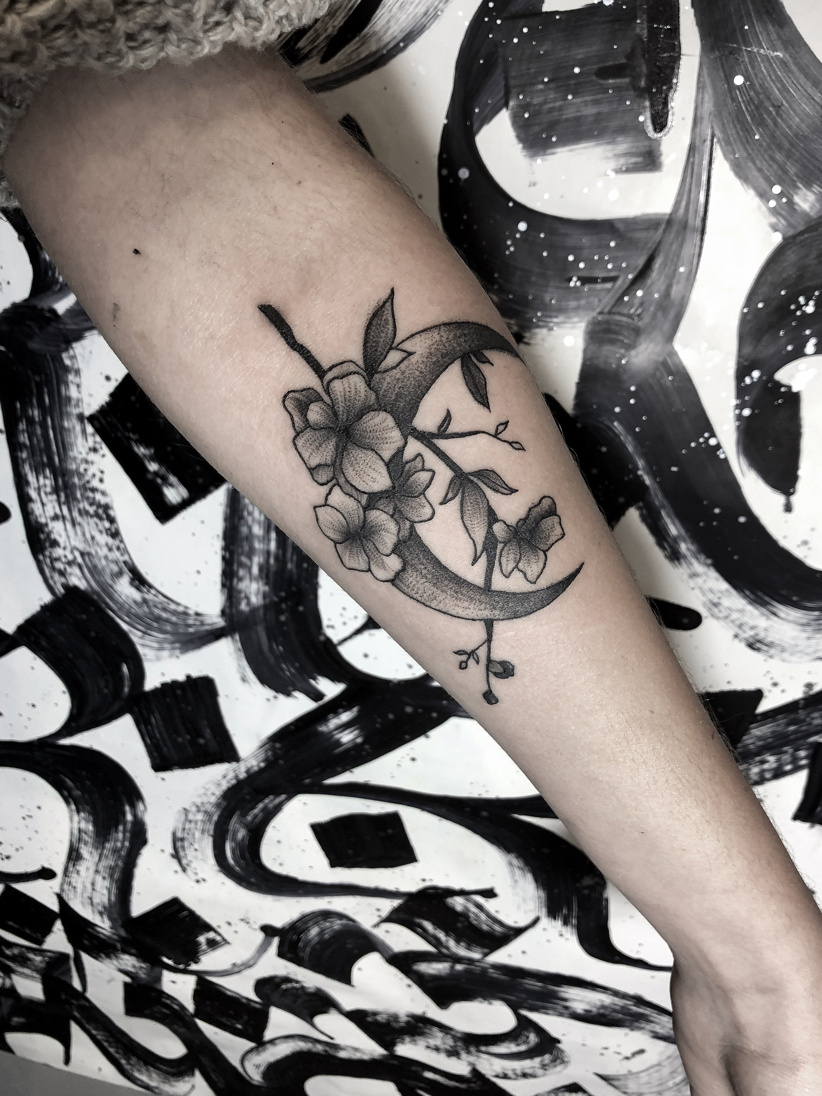 На руці передпліччі чорно-білі, фото - Тату салон Tesla Tattoo