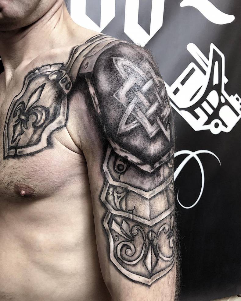 Мужские на плече реализм, фото -  Grape Tattoo