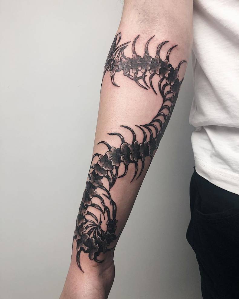 Для хлопців на руці передпліччі, фото -  Grape Tattoo