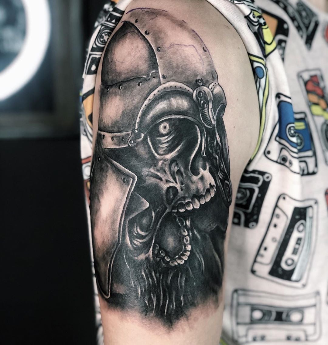 Мужские на плече череп, фото -  Grape Tattoo