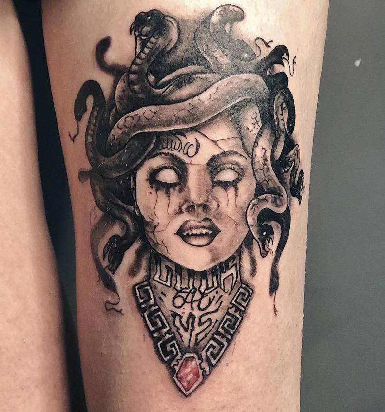 Женские на ноге реализм, фото -  Grape Tattoo