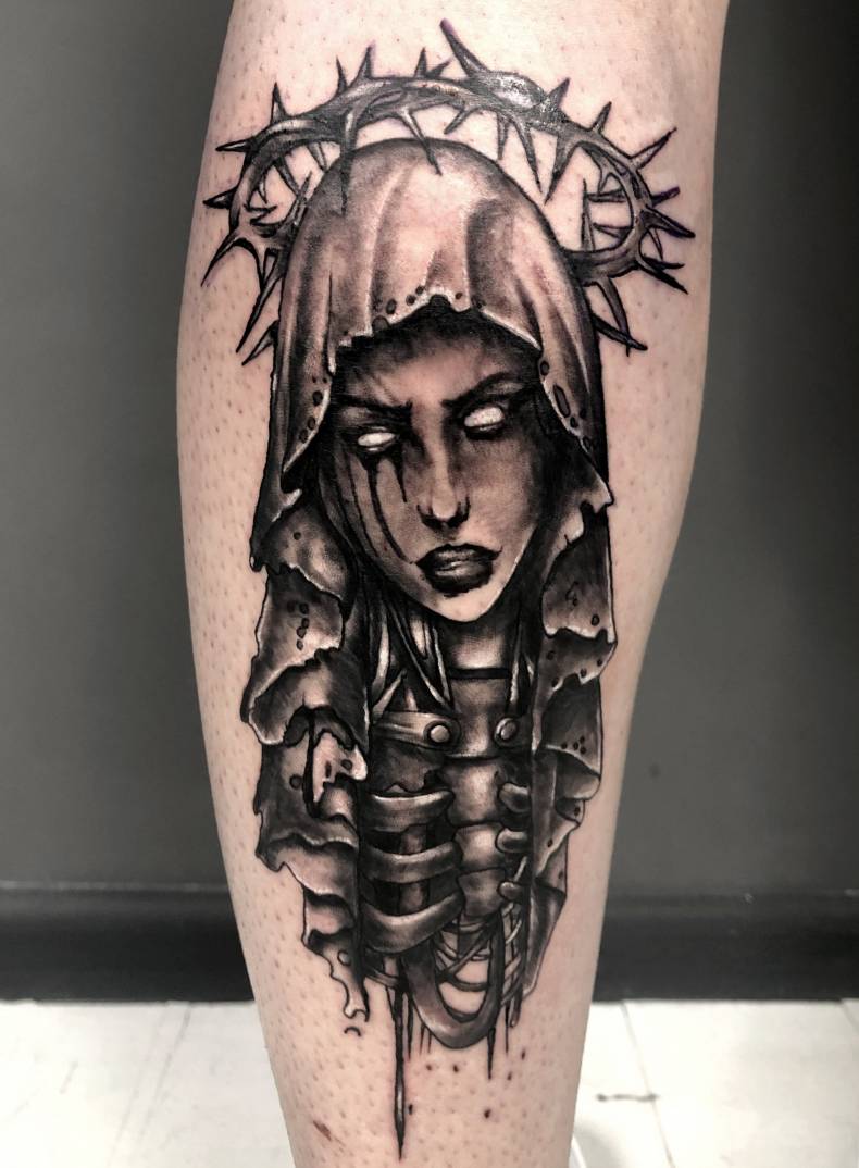 Мужские на ноге реализм, фото -  Grape Tattoo