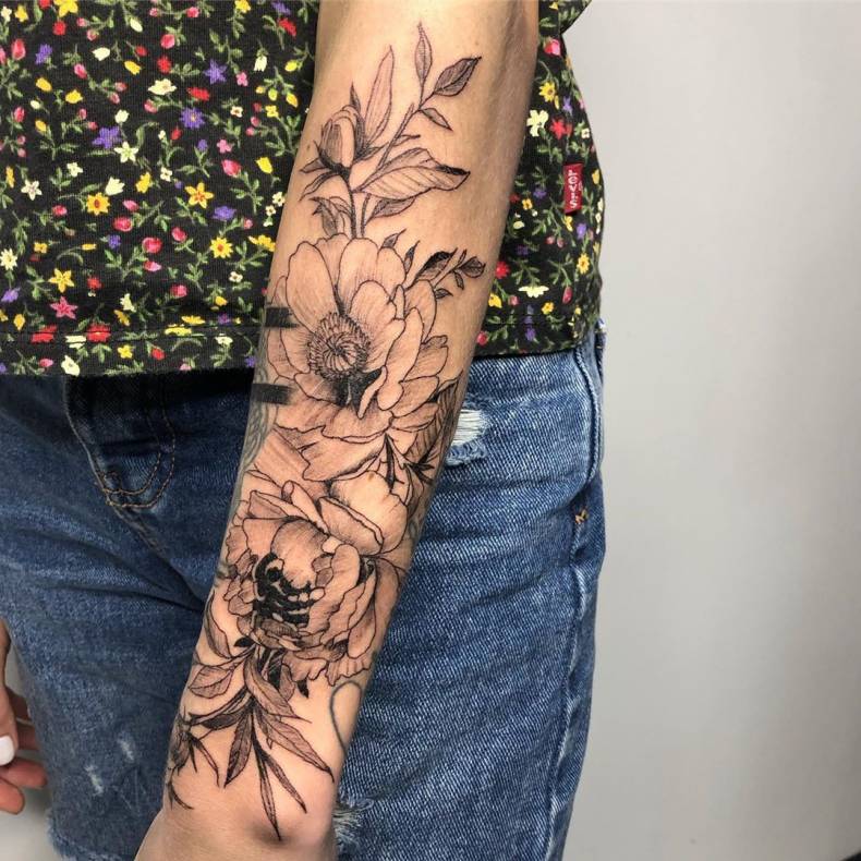 Для дівчат на передпліччі чорно-білі, фото -  Grape Tattoo