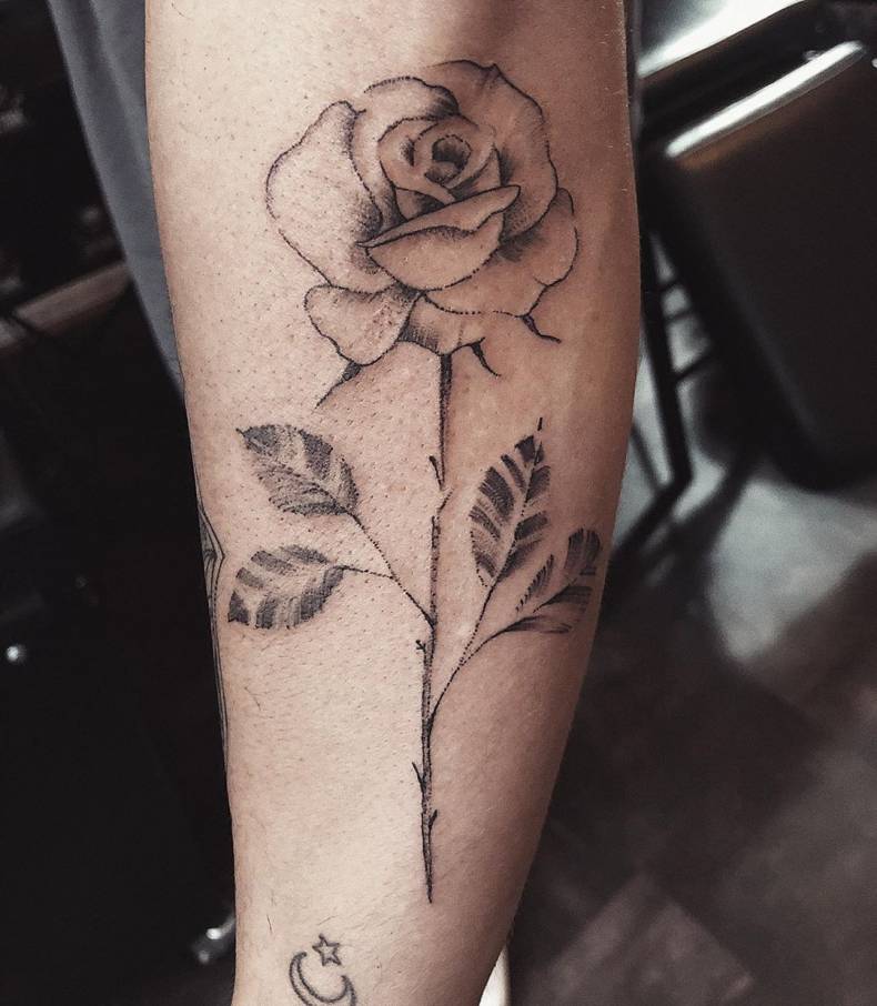 Мужские на предплечье роза, фото -  Grape Tattoo