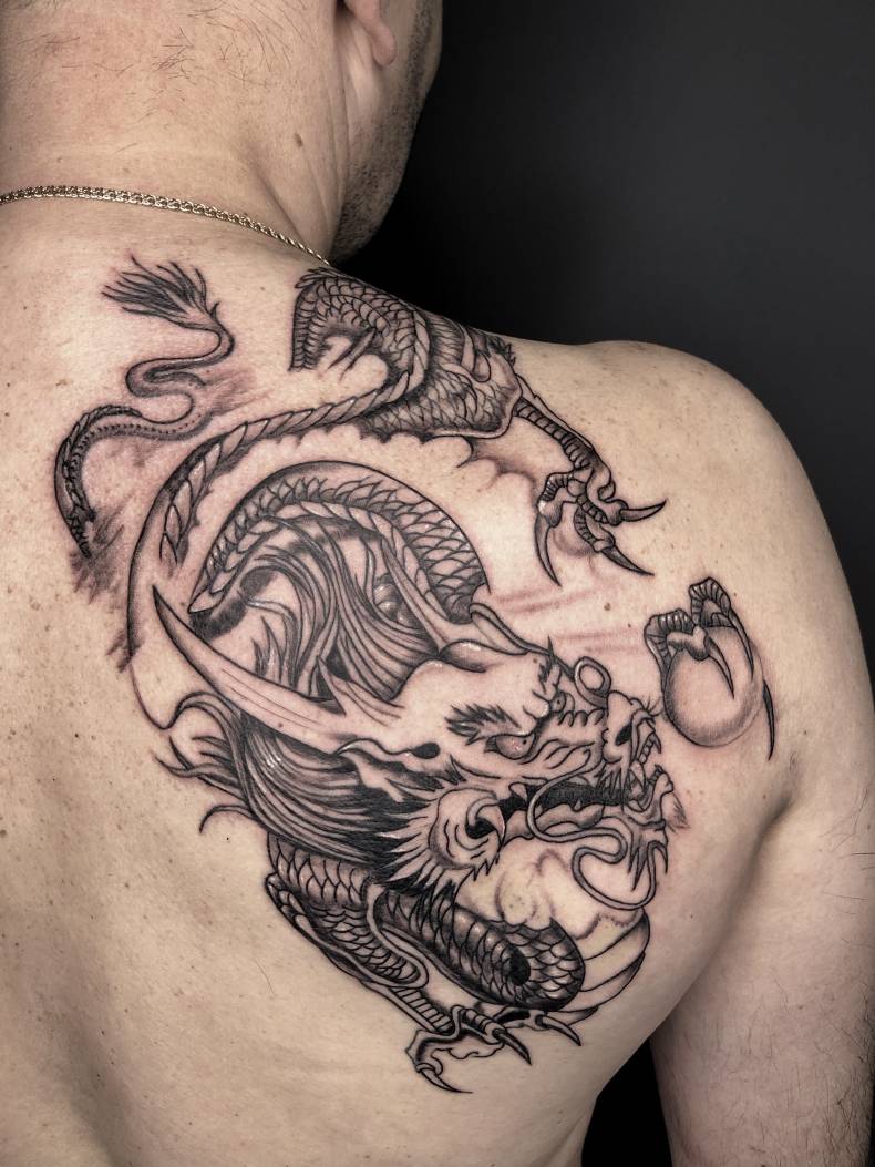 Мужские черно-белые на спине, фото -  Grape Tattoo