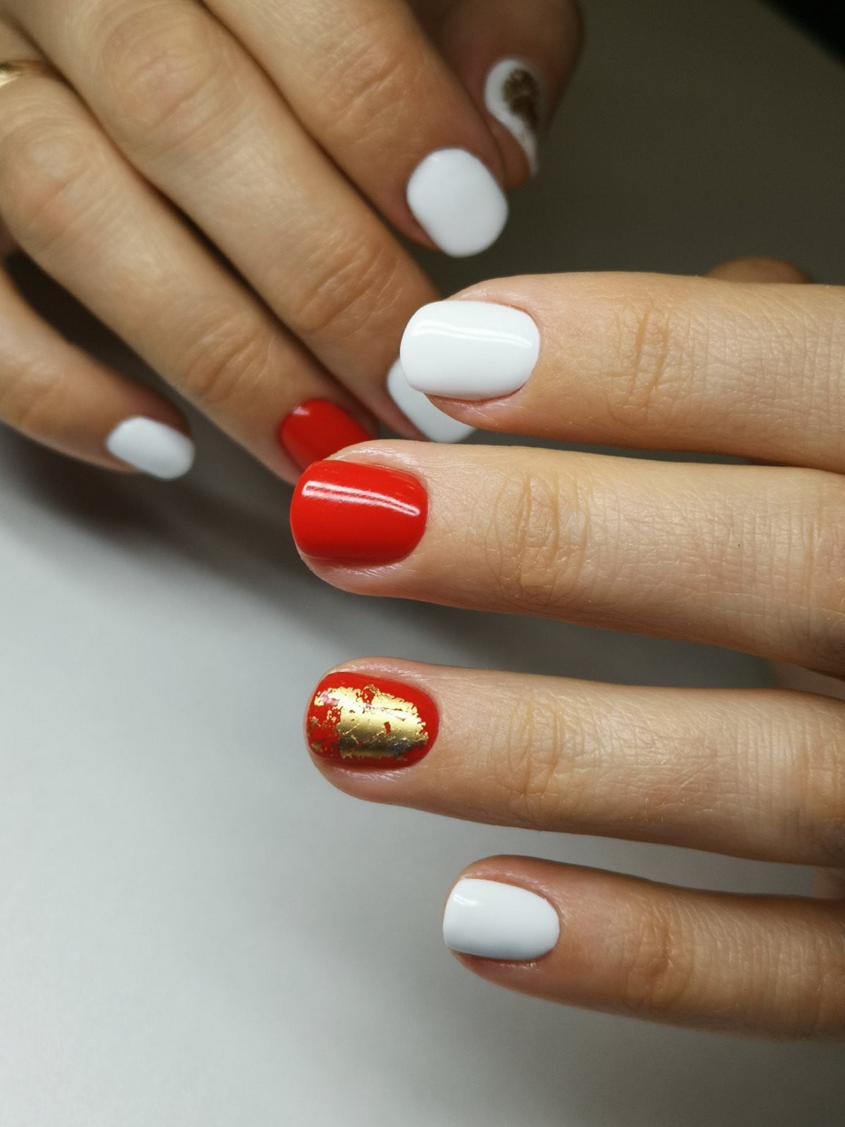 Красный маникюр на короткие ногти с фольгой, фото - Салон красоты ES beauty salon&school