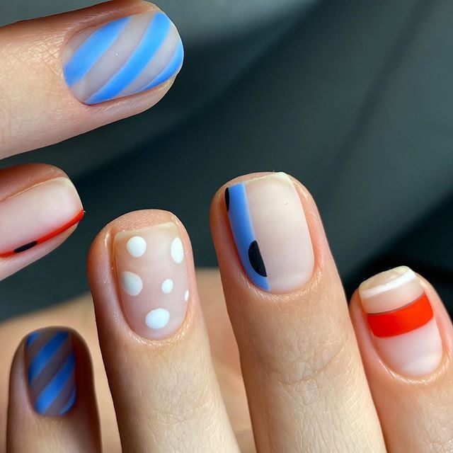 Манікюр на короткі нігті з малюнком різнокольоровий, фото - Студія краси Miss Fox