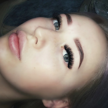 Пудровые бровки сразу после процедуры