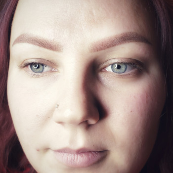 Пудровые бровки для рыженькой красотки.