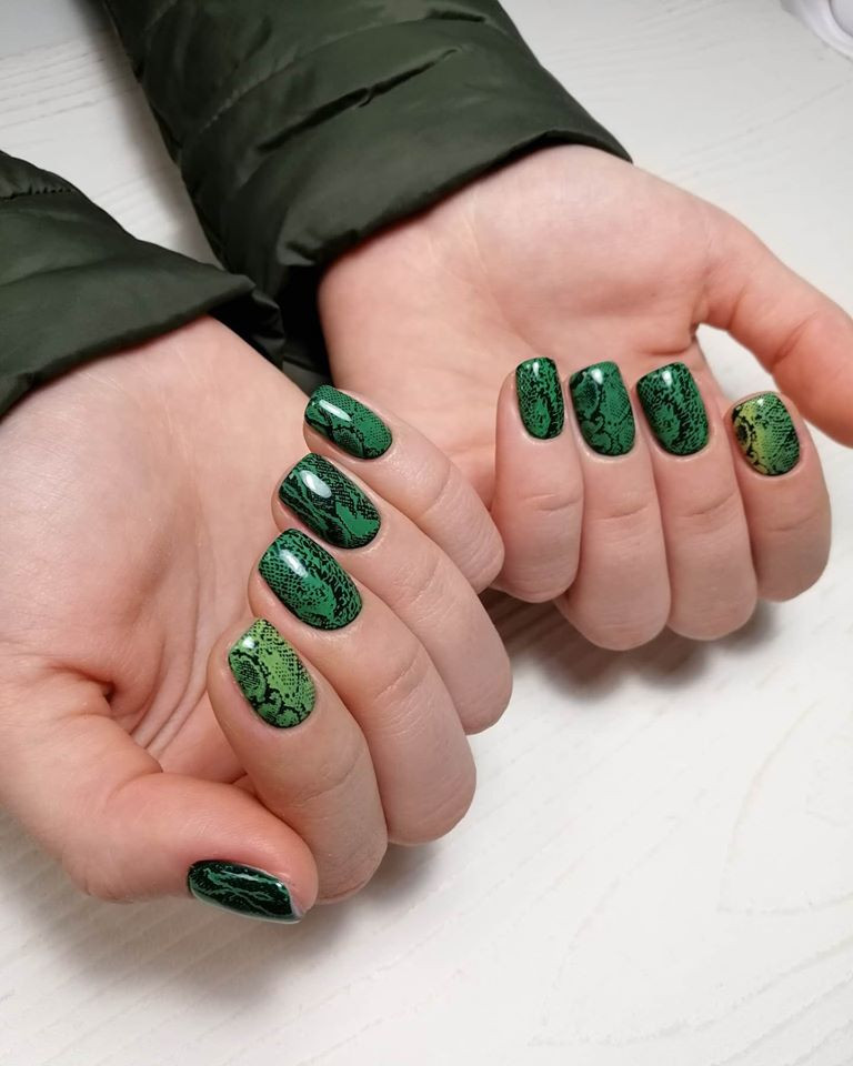 Маникюр на квадратные ногти зеленый необычный, фото -  Sapphire Nails
