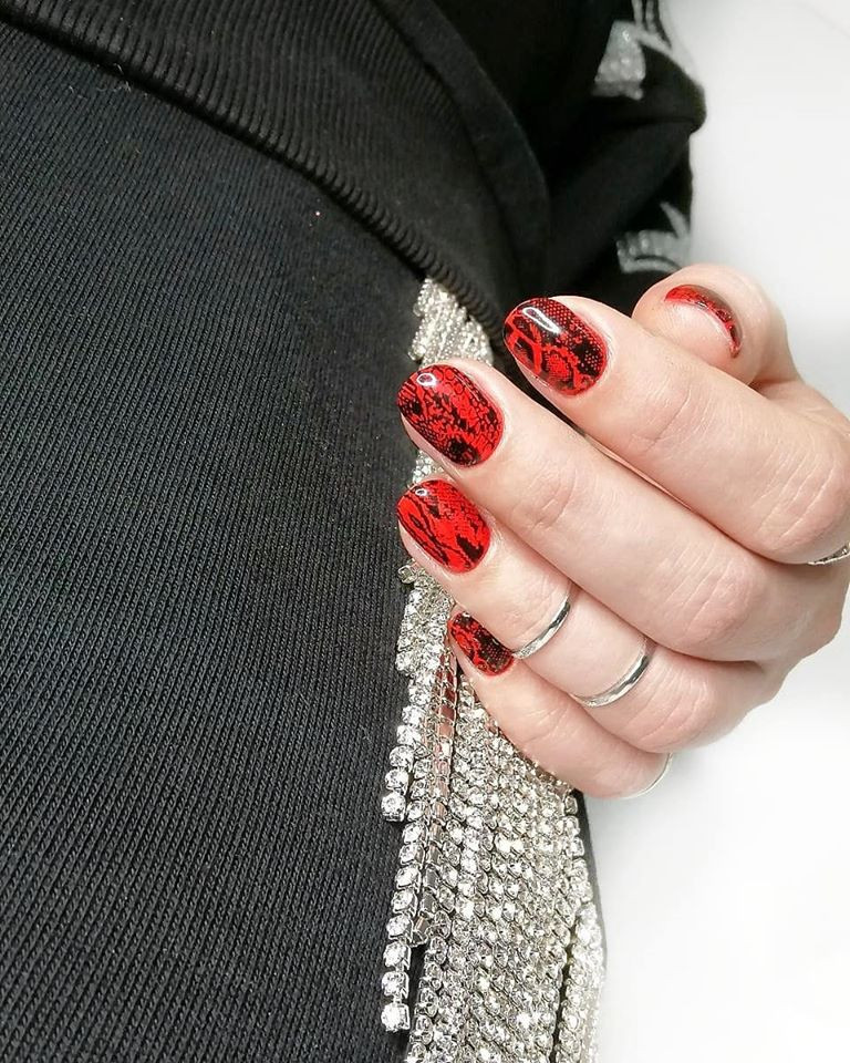 Червоний манікюр з малюнком яскравий, фото -  Sapphire Nails