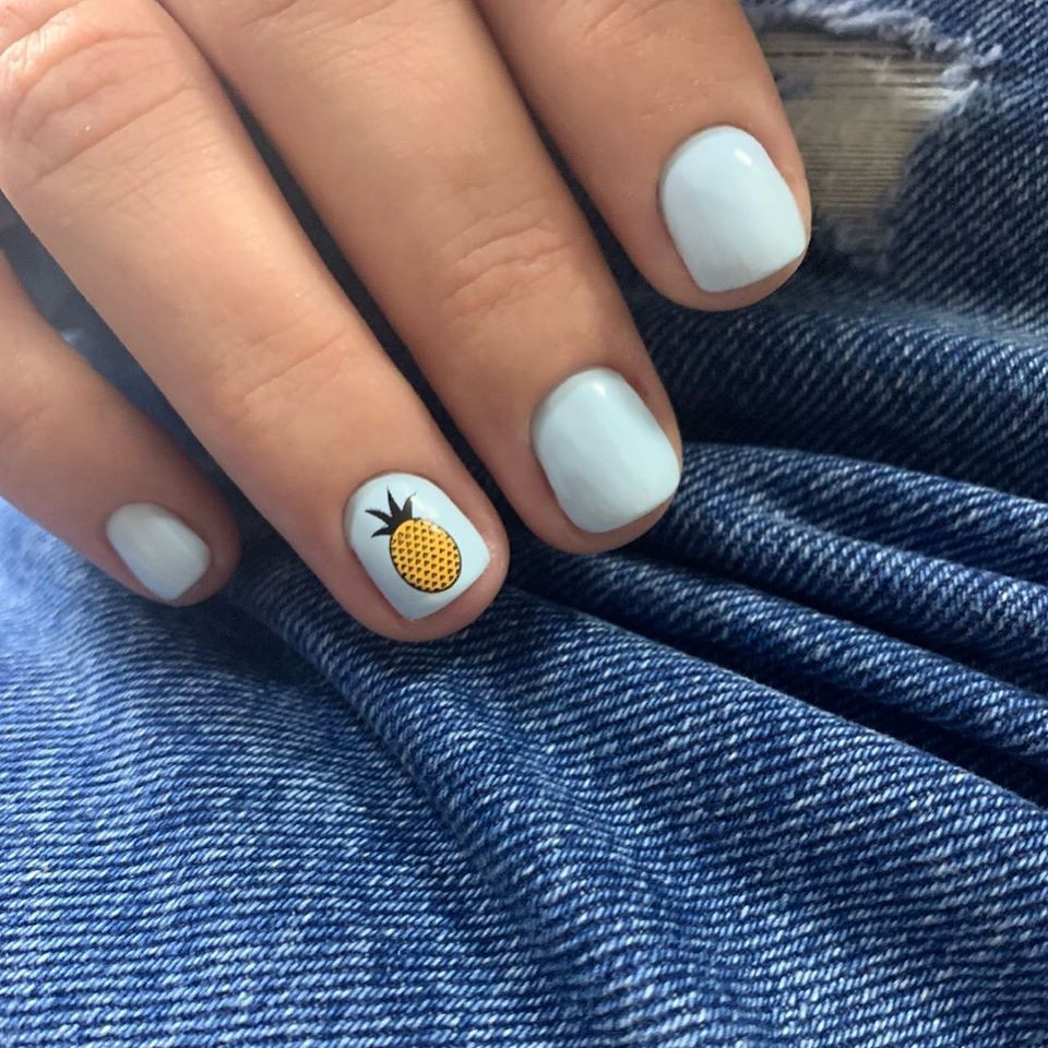 Маникюр на короткие ногти с рисунком голубой, фото -  Nail Rish Bar