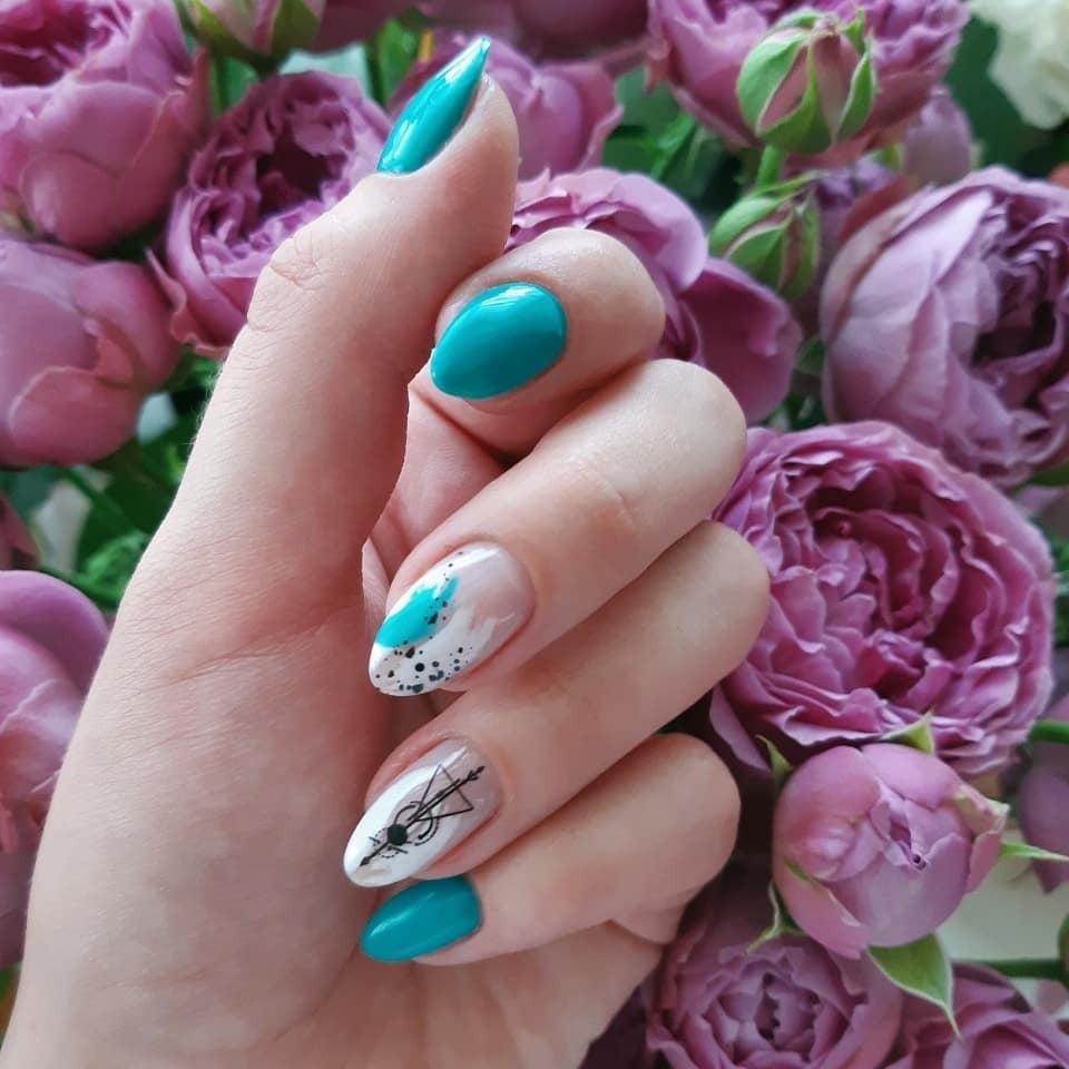 Маникюр с рисунком яркий акцентом на один ноготь, фото - Студия красоты L'abeille beauty space