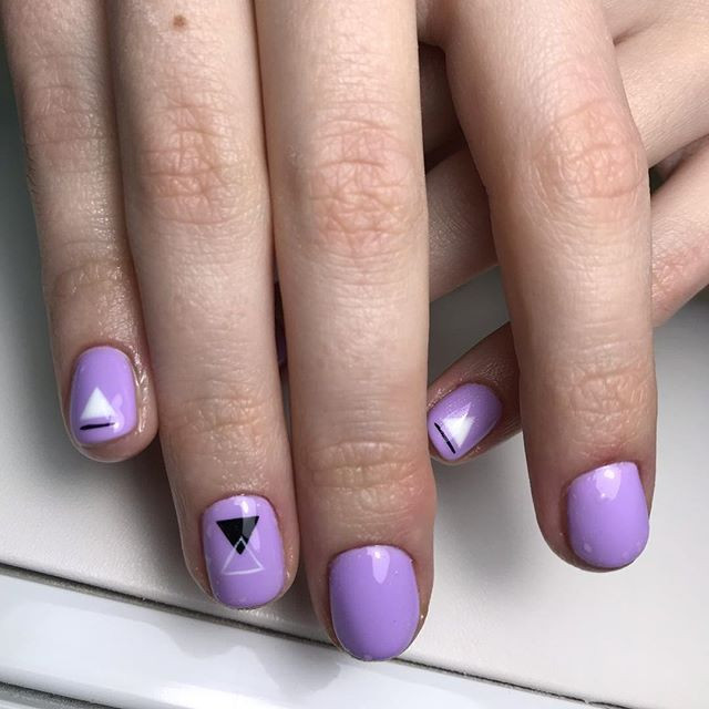 Манікюр на короткі нігті з малюнком геометрія, фото - Нігтьова студія Vicnails
