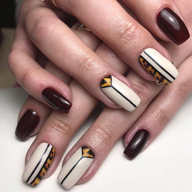 Манікюр з малюнком бордовий геометрія, фото - Нігтьова студія Vicnails