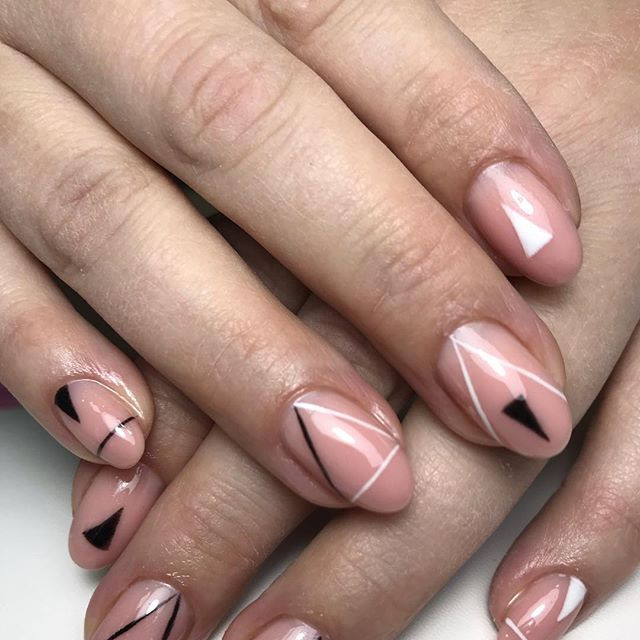 Нюдовий манікюр з малюнком мигдаль, фото - Нігтьова студія Vicnails