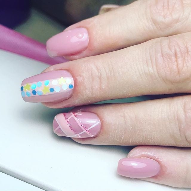 Манікюр з блискітками малюнком рожевий, фото - Нігтьова студія Vicnails