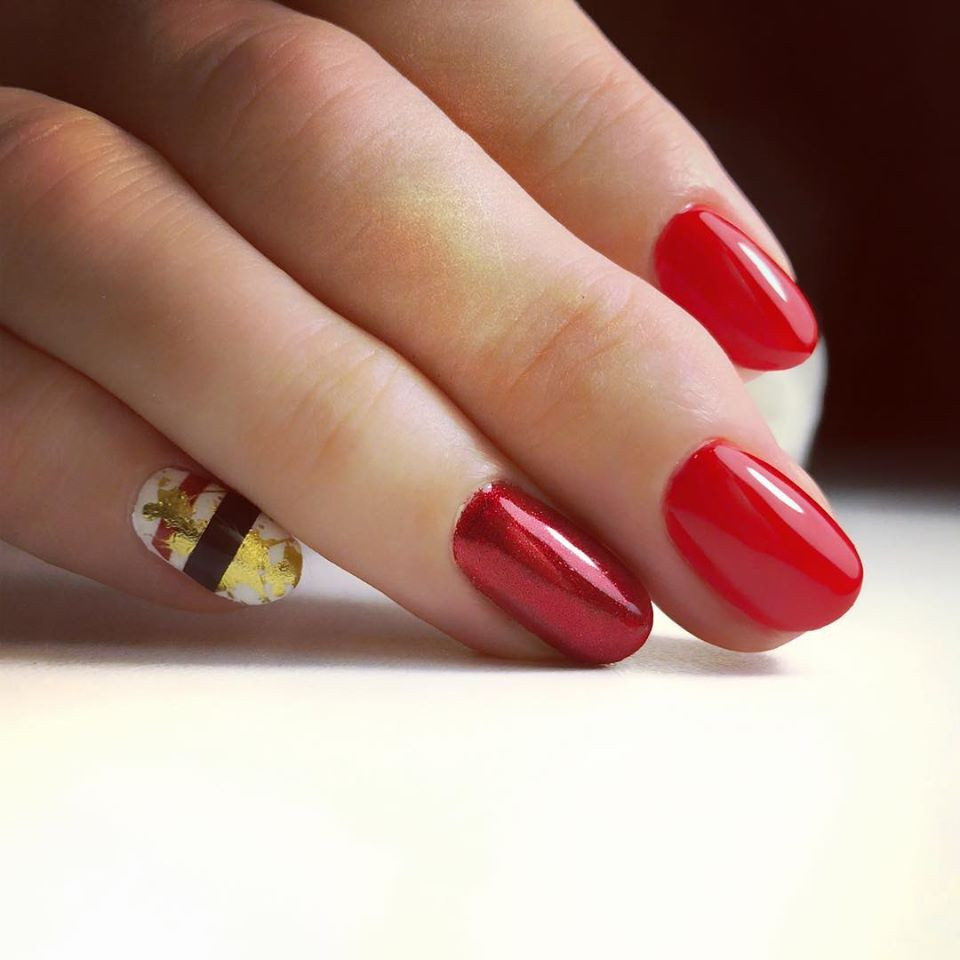Червоний манікюр яскравий із фольгою, фото -  Pati Nail Room