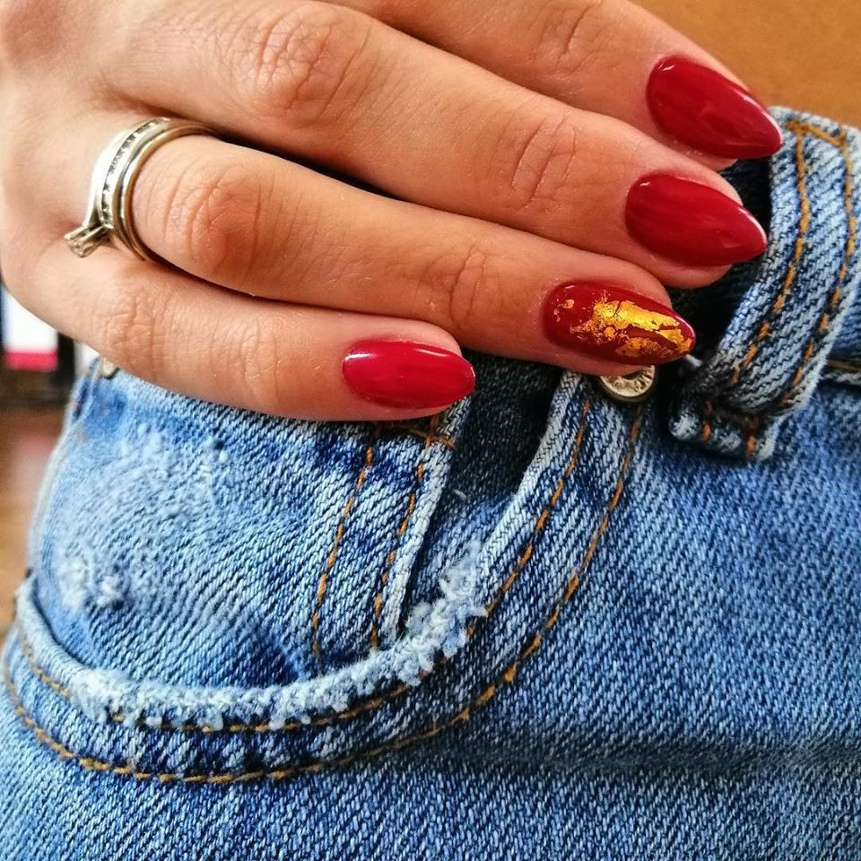 Красный маникюр яркий миндаль, фото -  Pati Nail Room