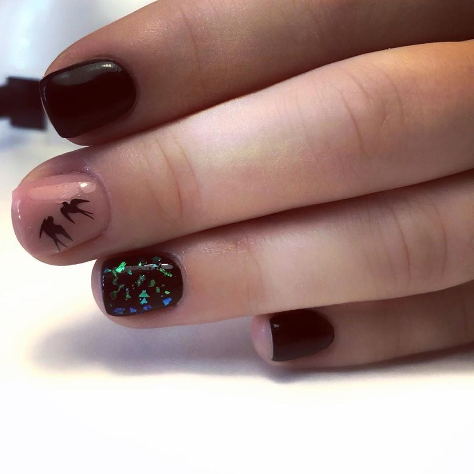 Манікюр на короткі нігті з малюнком чорний, фото -  Pati Nail Room