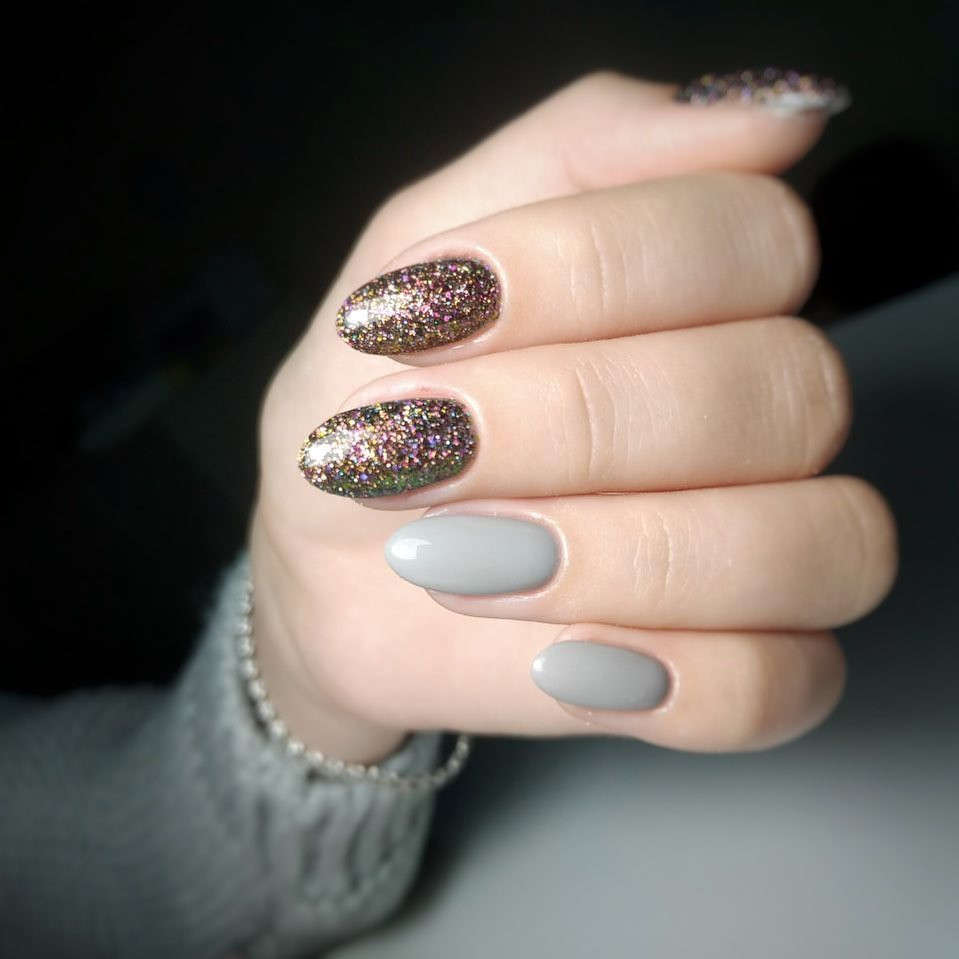 Маникюр с блестками серый на овальные ногти, фото - Ногтевая студия IV Nails Studio