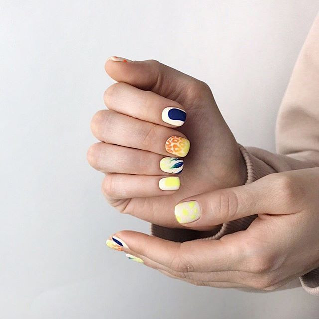 Манікюр на короткі нігті з малюнком яскравий, фото - Нігтьова студія DaVydova nails studio