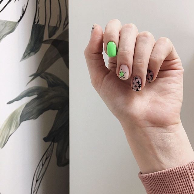 Манікюр на короткі нігті з малюнком зелений, фото - Нігтьова студія DaVydova nails studio