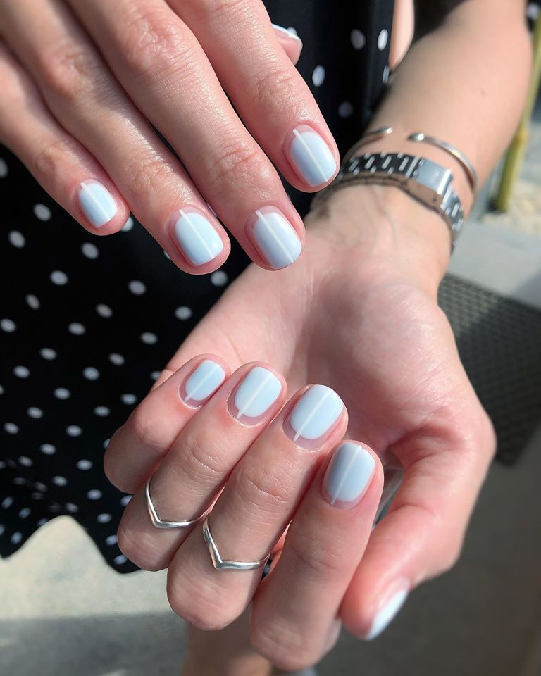Манікюр на короткі нігті блакитний геометрія, фото - Нігтьова студія KV Nails
