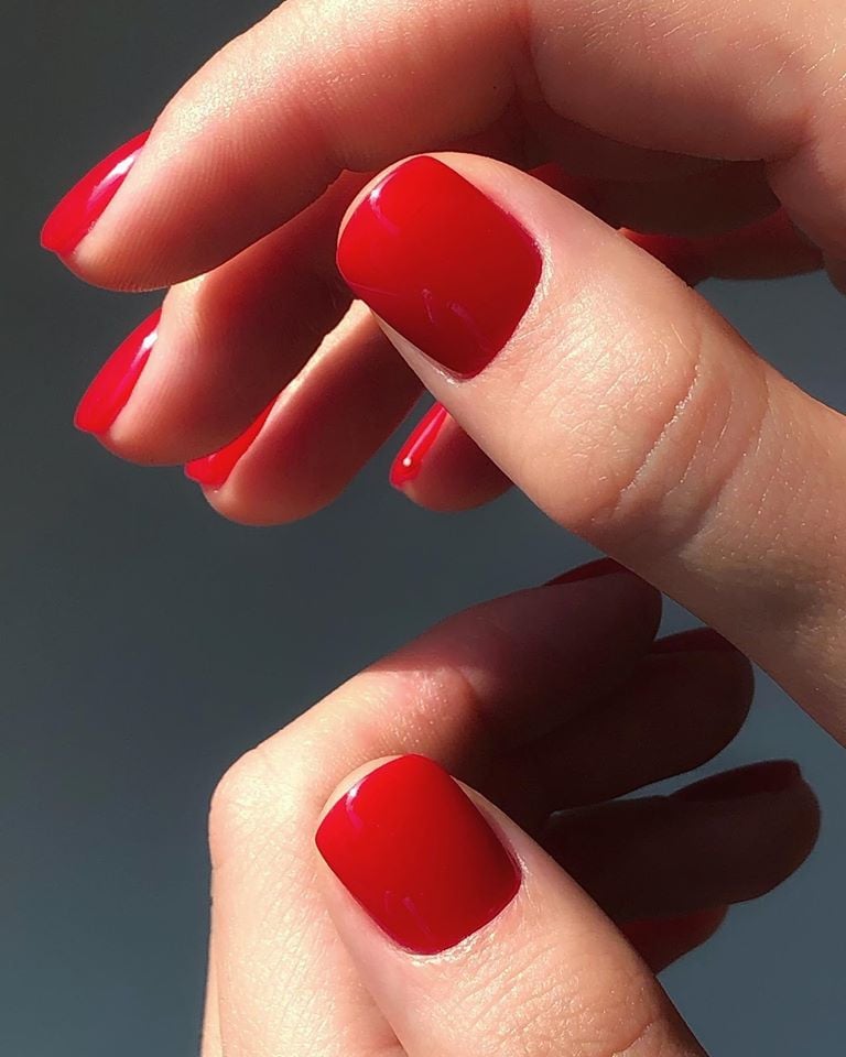 Червоний манікюр на короткі нігті яскравий, фото - Нігтьова студія KV Nails
