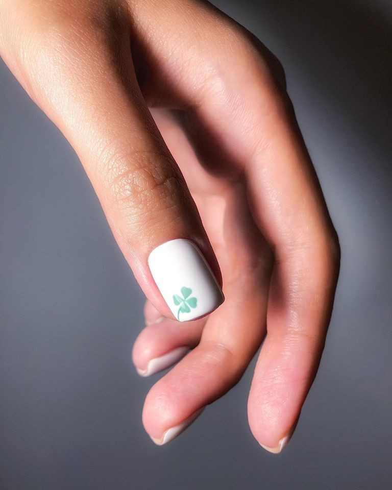 Білий манікюр на короткі нігті з малюнком, фото - Нігтьова студія KV Nails