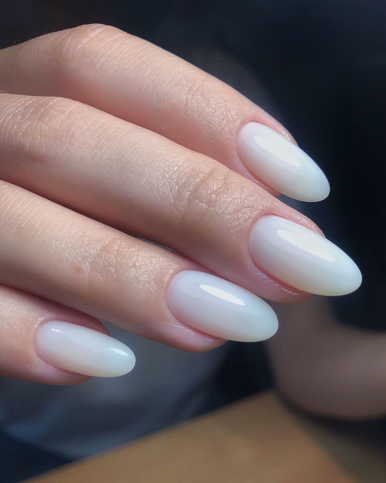 Ніжний манікюр молочний однотонний (монохромний), фото - Нігтьова студія KV Nails