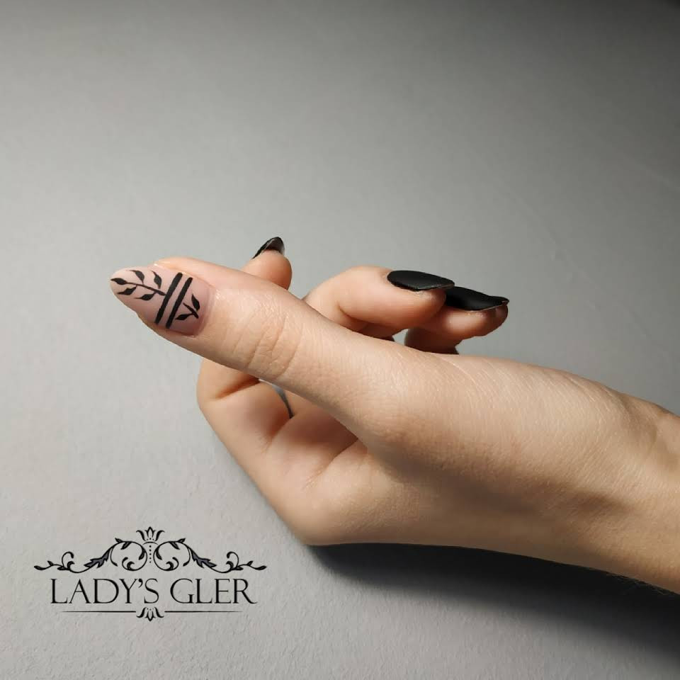 Нюдовий манікюр з малюнком чорний, фото - Студія краси Ladies Gler