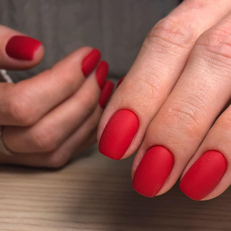 Червоний манікюр матовий на квадратні нігті, фото - Нігтьова студія Aura Nails